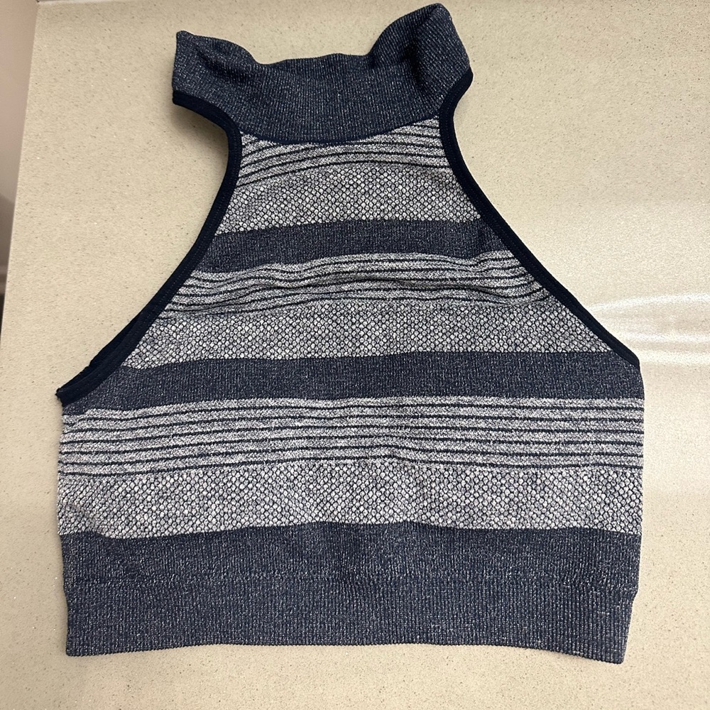 Women’s high neck sports bra